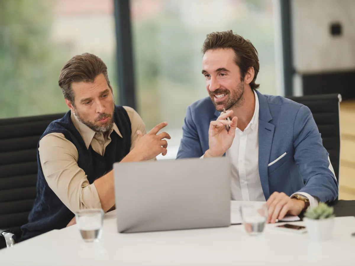 Dworo.io staffing consultant meeting with an employer to plan hiring