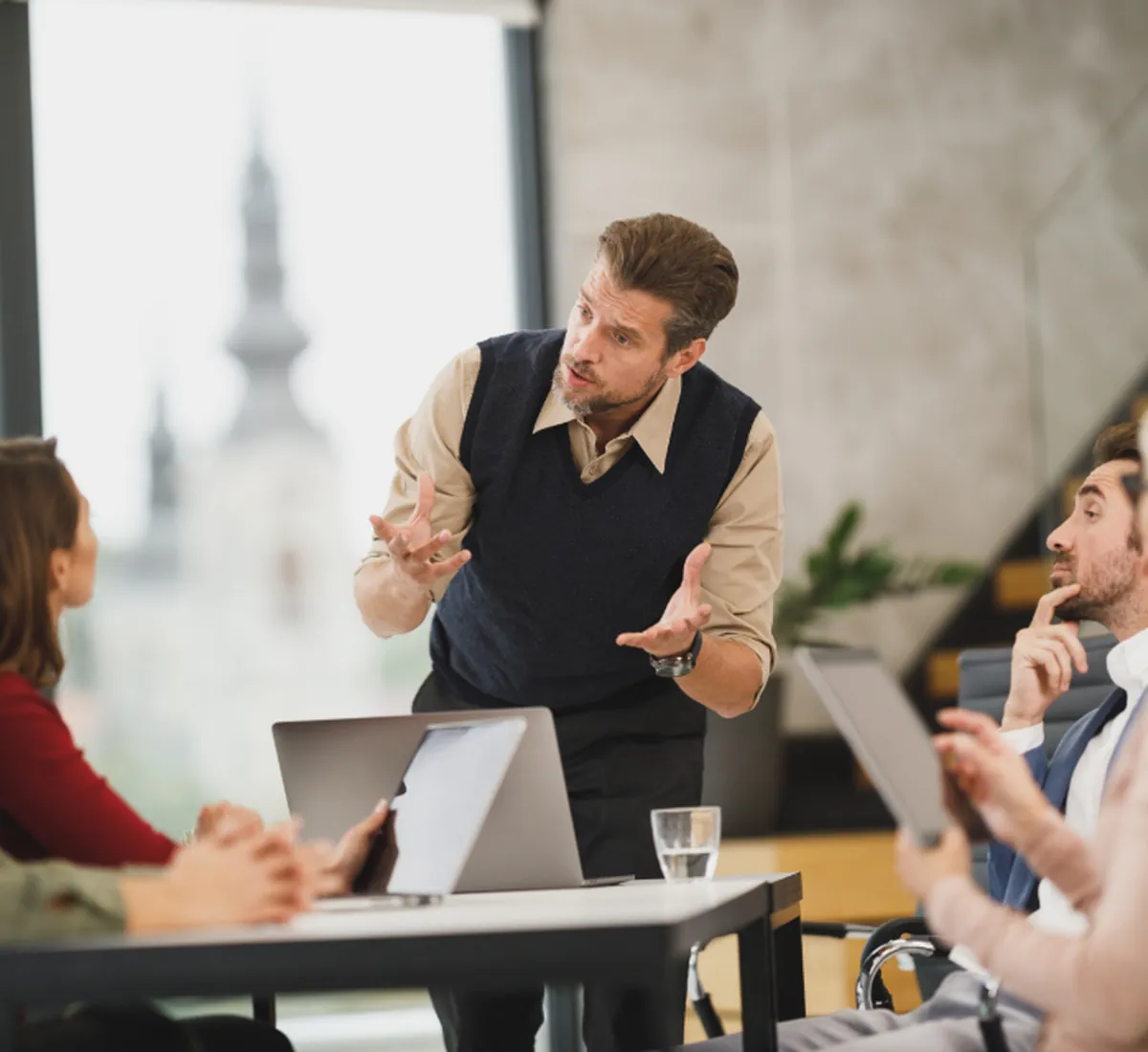 Dworo.io recruiting lead briefing a hiring team in a modern office